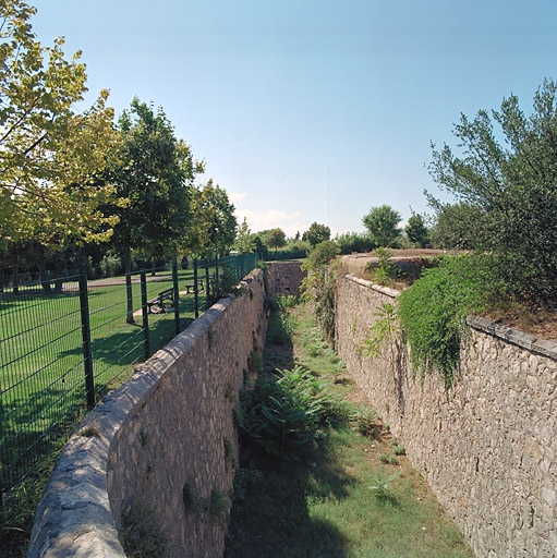 Fossé du flanc est de l'ouvrage; au fond, les créneaux du coffre de contrescarpe sud-est.