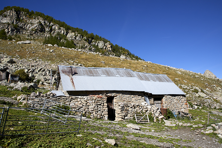 entrepôts agricoles ; cabanes pastorales ; ensembles pastoraux