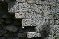 Vestiges de la Tour de guet. Détail du parement en petit appareil de moellons calcaire (façade méridionale).