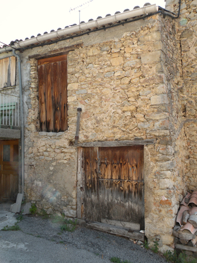 Village. Vue d'ensemble d'un entrepôt agricole aggloméré.