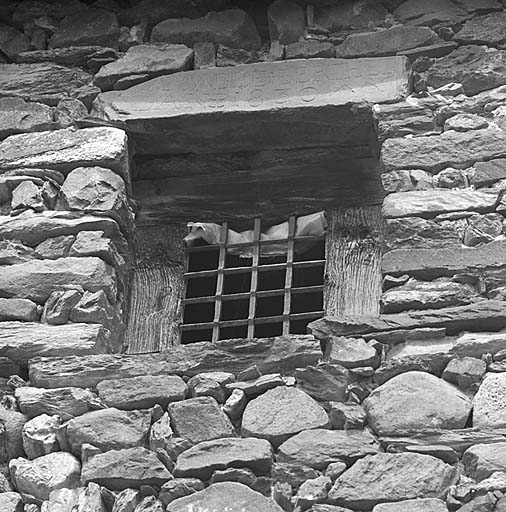 La fenêtre sud. Sur le linteau l'inscription Amable Berthet l'an 1830.
