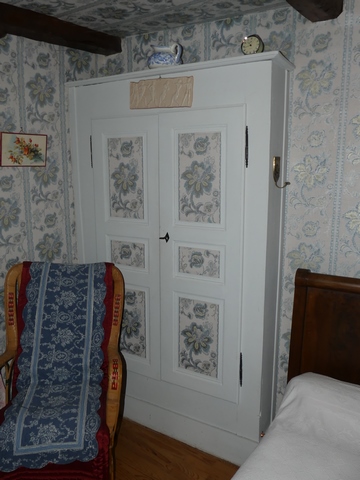 Etage, chambre est. Placard mural.
