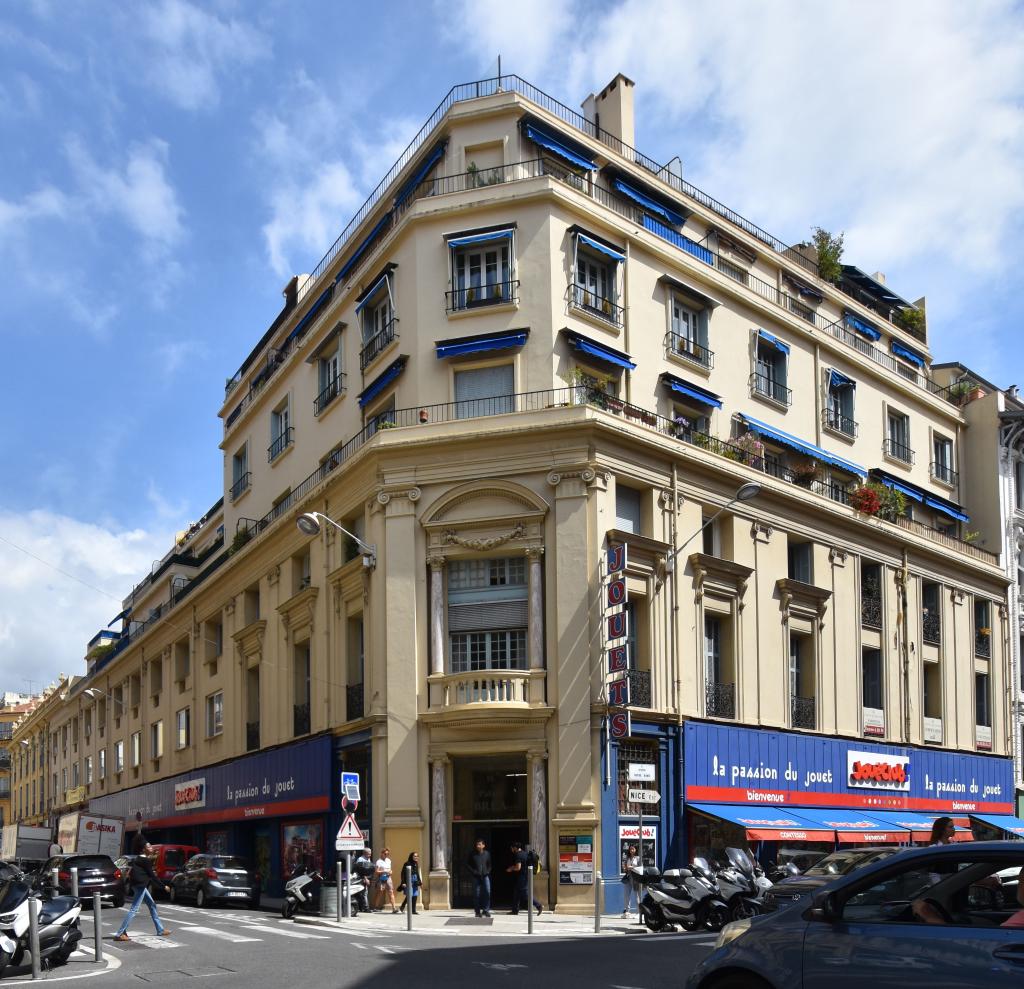 Palais Brea : ancien musée des Beaux-Arts, caserne de pompiers, commissariat de police, et école primaire, actuellement immeuble, caserne de pompiers, boutiques et service public municipal