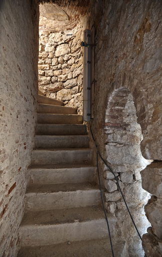 Tour crénelée type 1846 n° 2, escalier mural montant à la terrasse.