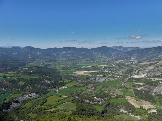 La commune de Rosans, vue prise de l'est depuis le Risou.