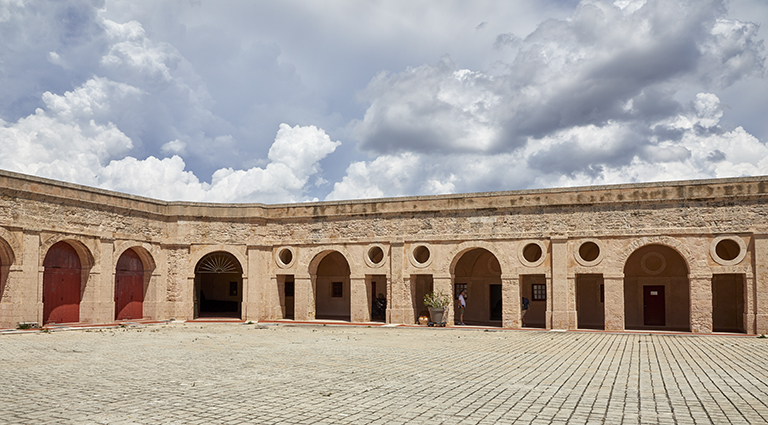 Fort Ganteaume : élévation de façade de la galerie portique Est et amorce de celle du Nord.