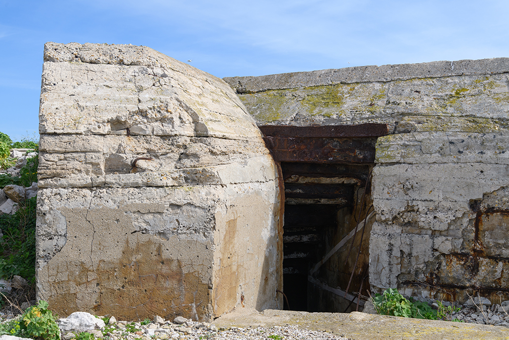 Batterie sudwall, 5eme cuve à casemate abri Regelbau M 158, porte de l'escalier montant de l'intérieur a casemate à la cuve, avec saillant latéral du pan coupé