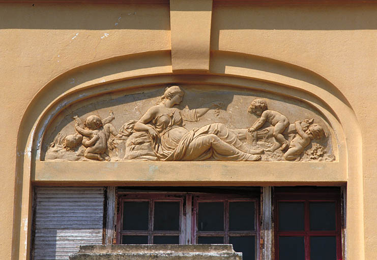 Elévation sud. Deuxième niveau. Baie de la pièce Af. Tympan sculpté.