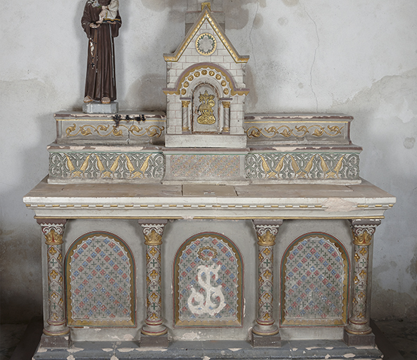 Ensemble de l'autel secondaire de saint Joseph : degré d'autel, autel, tabernacle, deux gradins d'autel, groupe sculpté (grandeur nature) de saint Joseph