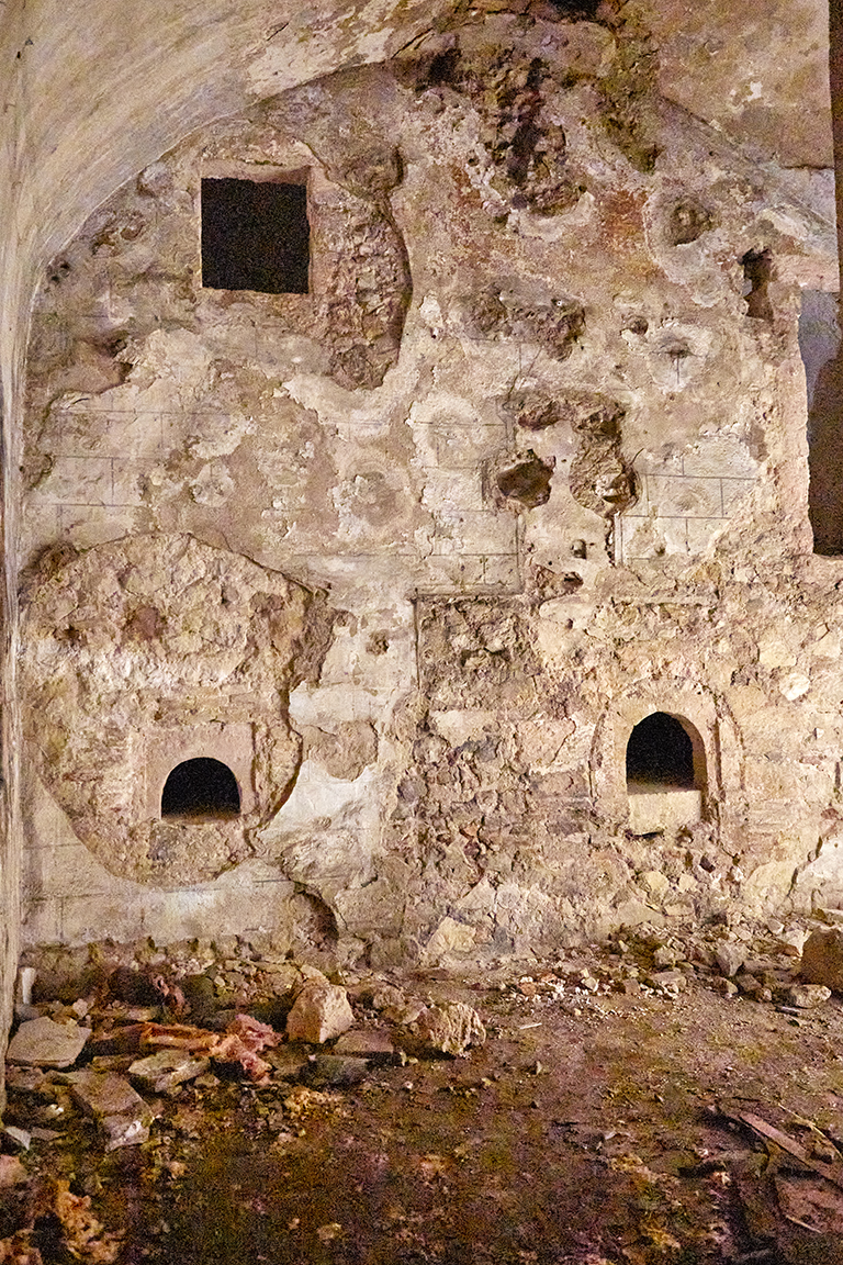 Fort St Nicolas : intérieur du bastion nord-ouest du donjon, dit de Mazarin, salle centrale des casemates, mur de fond avec fours.