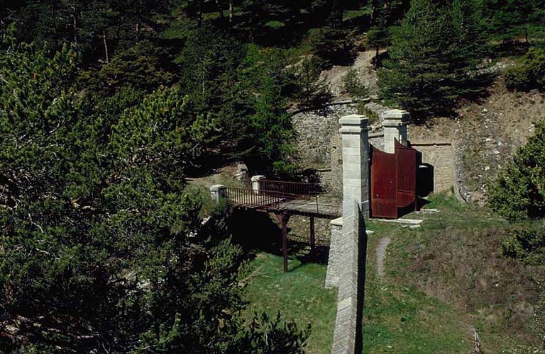 Saillant. Vue intérieure. A gauche, fossé et pont. Au centre, porte supérieure avec, à droite, la porte d'accès à l'aileron.