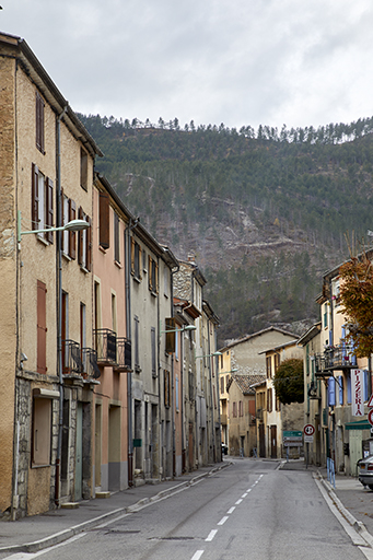 Le faubourg 19e siècle de Barrême, traversé par la RN 202.