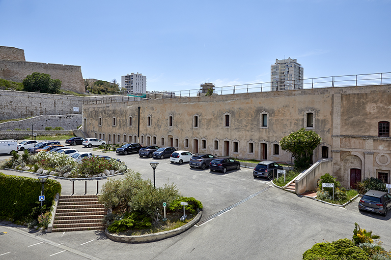 Fort Ganteaume : aile casematée prolongeant au Sud les casemates Est de la Place d'armes.