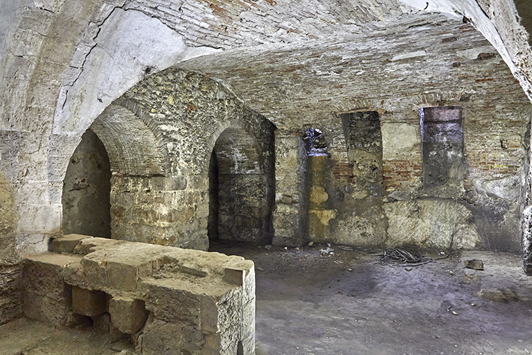Fort St Nicolas : souterrain sous l'aile sud, cave de l'ancien logis sud XVII siècle avec mur à arcades 1830.