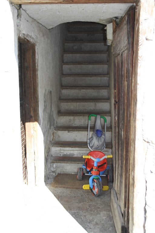 Le Village. Entrée avec escalier de distribution droit desservant les niveaux supérieurs (parcelle E 351).