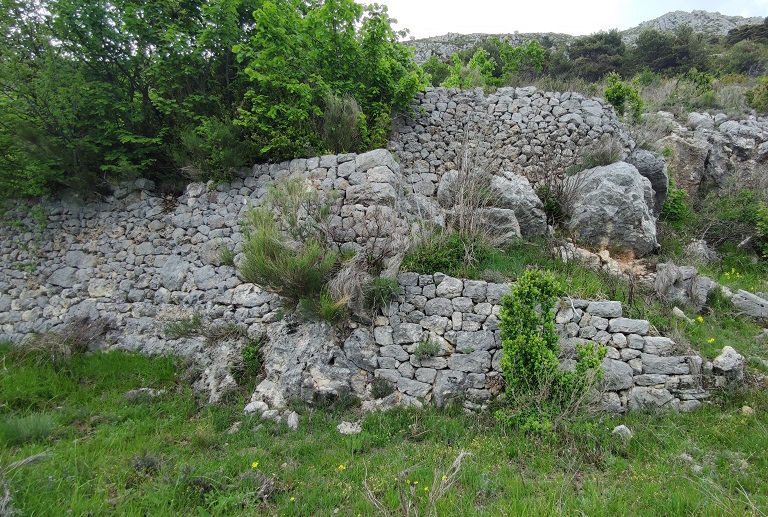 Mur de soutènement et escalier du jardin. Vue d'ensemble prise du sud.
