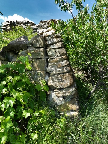 Contrefort taluté sur un « cabanon », à Pigerolles.