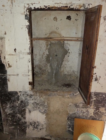 Rez-de-chaussée surélevé, cuisine. Mur ouest, placard-niche de la pile d'évier.