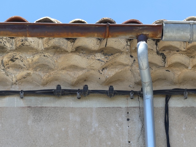Elévation sud, ancien passage d'angle en éventail de la génoise témoignant d'une extension du bâtiment.