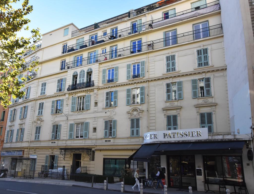 hôtel de voyageurs dit Pension Carabacel puis Hôtel Carabacel, devenu immeuble