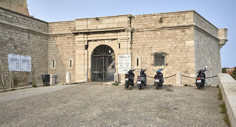 Fort St Nicolas : porte d'entrée de 1862, redan et guérite d'angle.