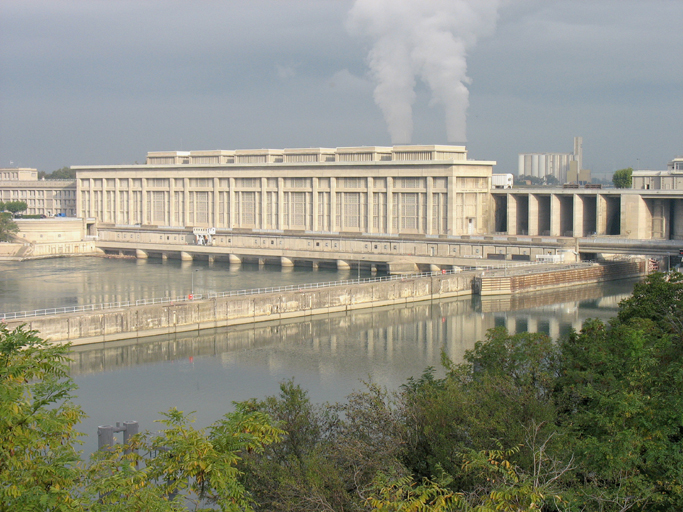 les aménagements du Rhône : barrages, centrales hydroélectriques, écluses et maisons éclusières, ports et haltes fluviales, quais, promenades et appontements, tours-vigie, chantiers navals,  entrepôts maritimes, digues, chemins et relais de halage