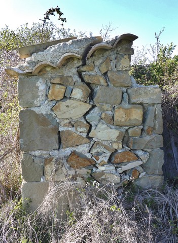 Saillie de rive avec un rang de génoise, façade en pignon d'un petit « cabanon » au Serre des Costes.