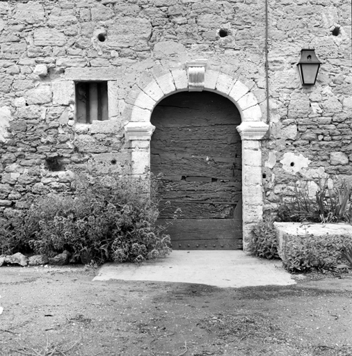 Aile nord, façade sud, porte d'entrée.