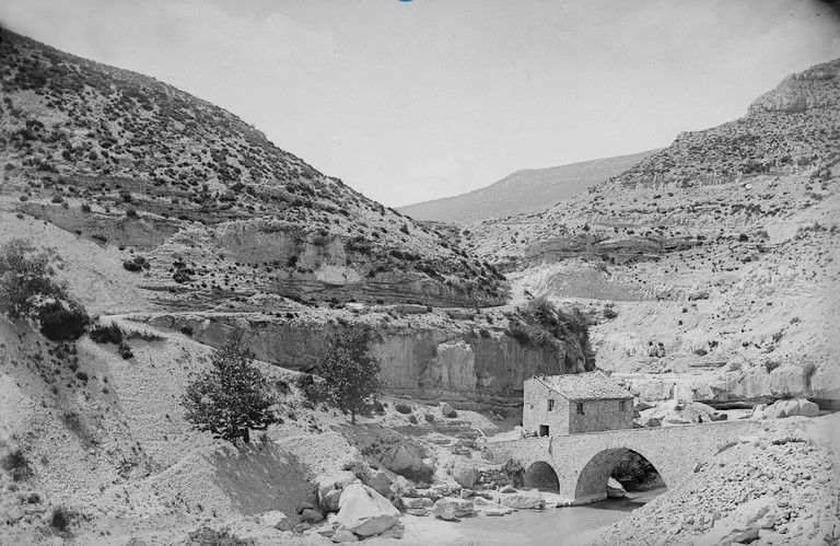 [Le quartier du pont et du moulin sur la Méouge. Vue prise de l'est.] Années 1890.