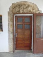Porte de logis avec encadrement chanfreiné et linteau à accolade sculpté. Ferme au hameau de la Combe (Ribiers).