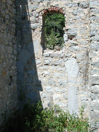 Détail de la façade sud : baie murée.