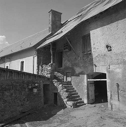 L'auvent qui protège l'escalier extérieur grange-écurie.