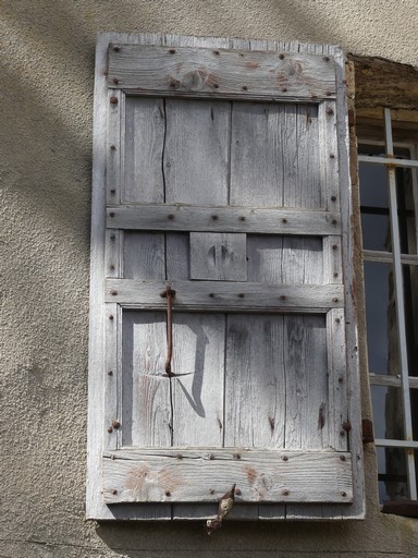 Fenêtre de logis équipée d'un contrevent à cadre avec jour à oeilleton mobile. Ferme de la Marquise (Ribiers).