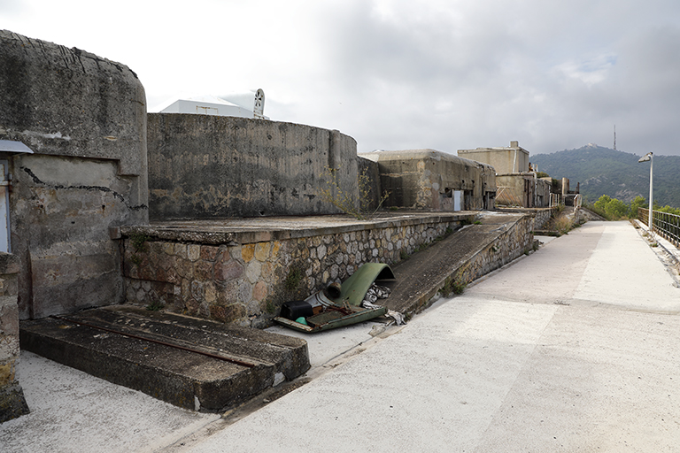 Aile droite de la batterie, côté chemin de ronde intérieur, cuve de 1952 pour pièce de 105mm sous cuirasse tournante dans un emplacement de tir 1905-1907, entre deux magasin de combat.