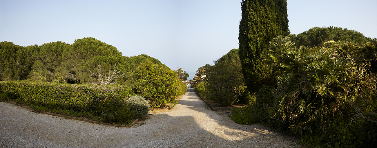 Allée de front descendant en pente douce vers la mer.