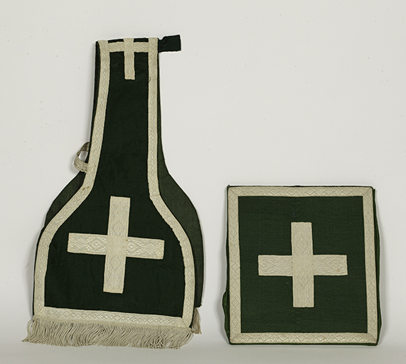 Chasuble, étole, manipule, bourse de corporal (ornement vert n°1)