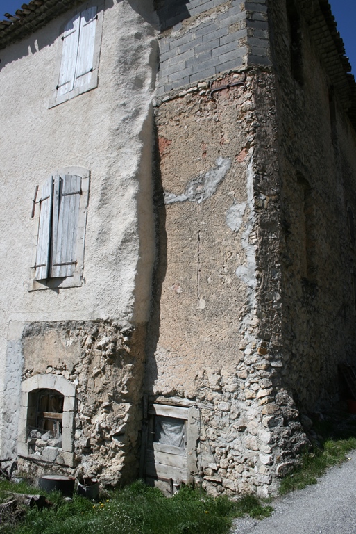 Façade est, angle nord-est. Collage avec désordre structurel : une ancienne tour aurait-elle pu avoir été retirée et l'angle retravaillé ?