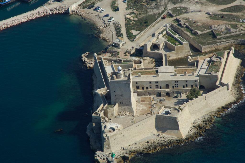 Vue aérienne oblique du fort de Bouc prise de l'ouest, 2005.