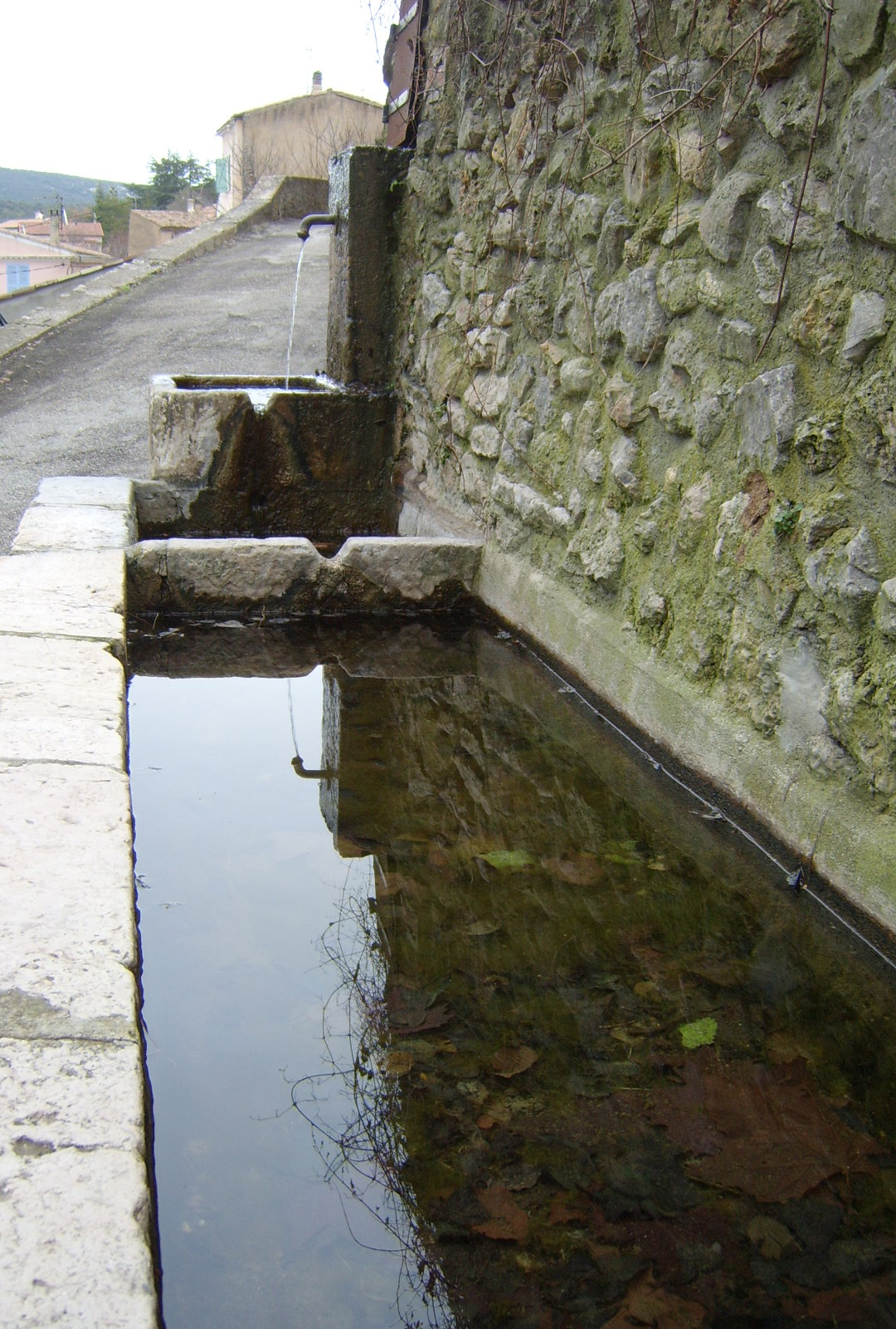 Fontaine-lavoir, dite fontaine des Estres