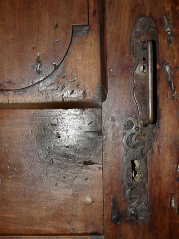 Partie nord. Rez-de-chaussée surélevé, vestibule. Mur nord, porte de la cuisine. Détail de la poignée.