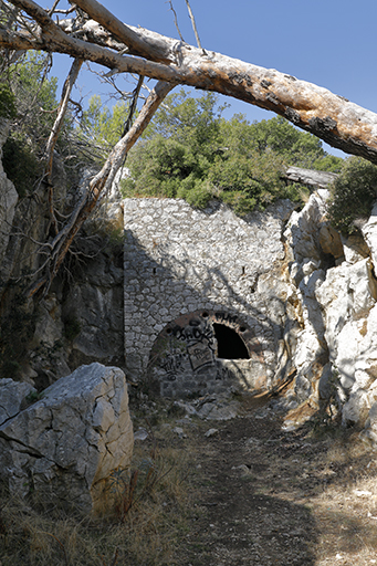 Issue postérieure du souterrain-caverne, à l'est de l'ouvrage