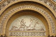 Tympan de l'entrée principale orné d'un relief modelé en plâtre, représentant la rencontre du Christ avec la Samaritaine et portant l'inscription  : SI SCIRES DONUM DEI (Si tu connaissais le don de Dieu). 