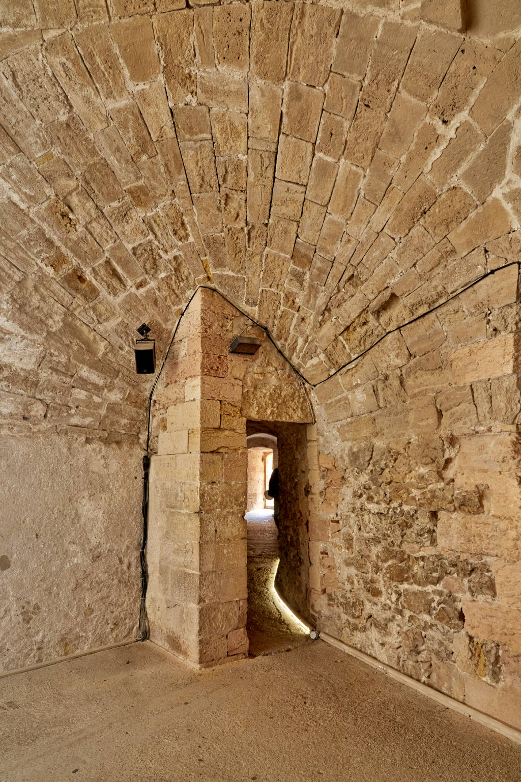 Donjon, casemate d'étage de la grosse tour nord-ouest, porte au débouché du couloir d'accès dans l'angle saillant sous voûte