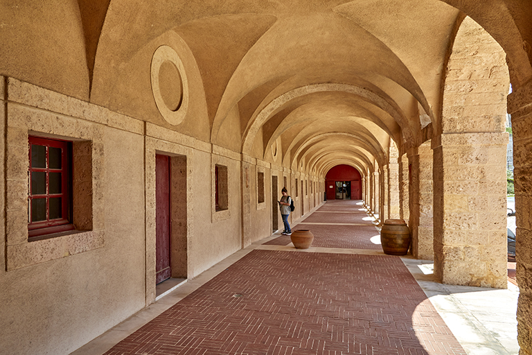 Fort Ganteaume : intérieur voûté de la galerie portique à serliennes  du Front Est.