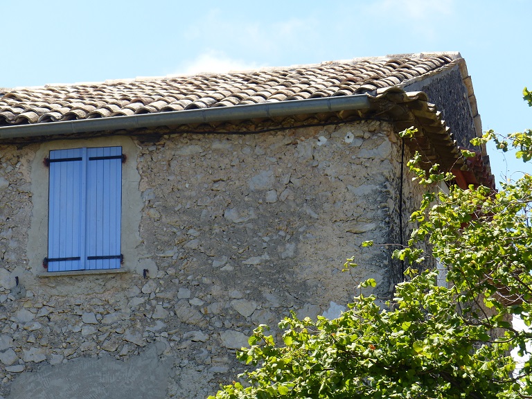 Bâtiment du logis. Partie nord, angle nord-est, troisième niveau. Détails de la toiture, de l'avant-toit avec un rang de génoise qui se poursuit sur le mur-pignon nord par une corniche de génoise.