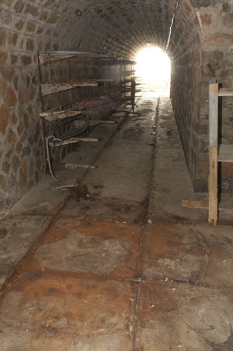 Tunnel et rails du souterrain-caverne  du poste optique 1905, vers le poste de combat.