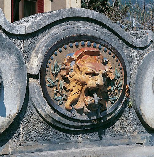 Décor en céramique du perron-fontaine (gueule de lion).