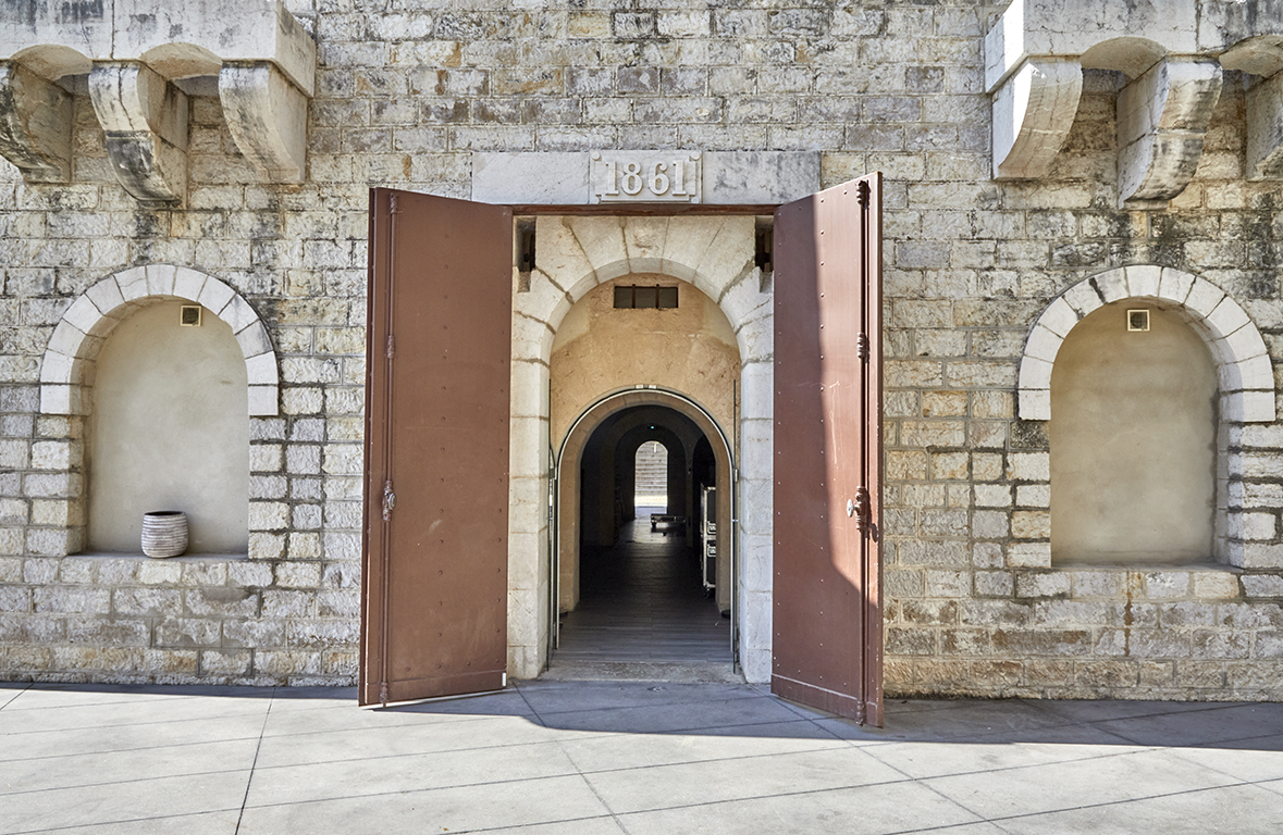 Porte coté Nord avec millésime sculpté.