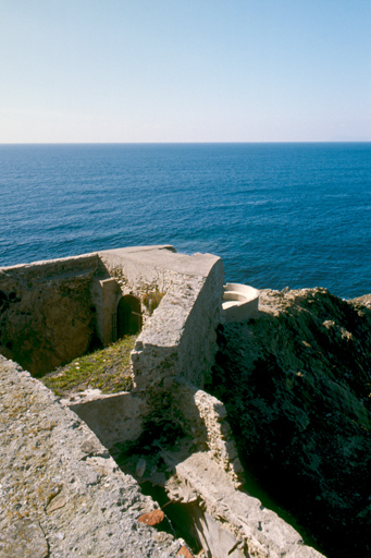 Saillant ouest de l'enceinte vu du haut de la tour.