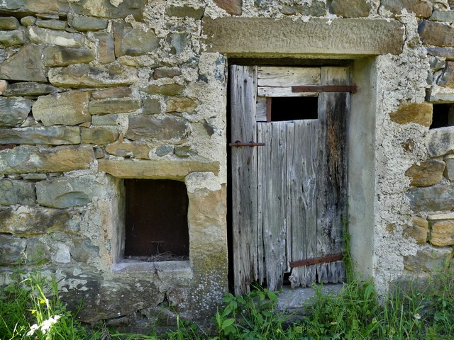 Bâtiment principal. Elévation est, premier niveau. Porte et baie de l'auge de l'étable à cochon.
